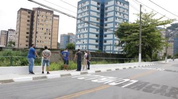 Representantes da Prefeitura realizam vistoria próximo a canal no bairro do Saboó. #pracegover
