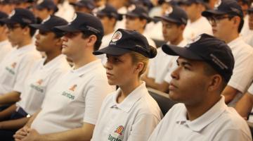 guardiões sentados em formatura #paratodosverem