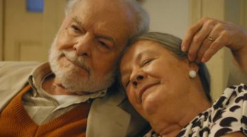 atores se abraçam em cena de filme #paratodosverem