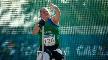 paratleta Beth Gomes está sentada na cadeira e lança disco. #paratodosverem