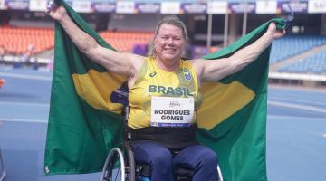 atleta levanta bandeira do Brasil #paratodosverem 