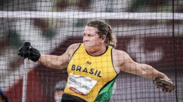 beth gomes se prepara para o lançamento do disco. Ela usa a camiseta da seleção brasileira. #paratodosverem