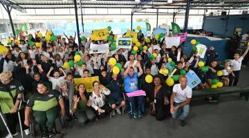 beth Gomes com alunos #paratodosverem