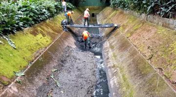 funcionários limpam canal do orquidário #paratodosverem 