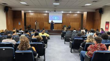 bibliotecários acompanham palestra #paratodosverem