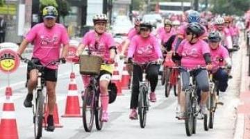 Pessoas andando de bicicleta de rosa #paratodosverem