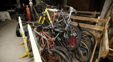 bicicletas velhas amontoadas