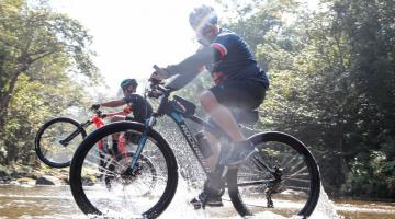 Ciclistas mapeiam trilha em Santos para criar plano turístico de aventura