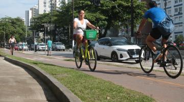 pessoas de bicicleta em ciclovia #paratodosverem 