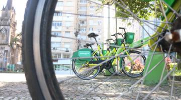 bicicletas paradas no posto de aluguel #paratodosverem 