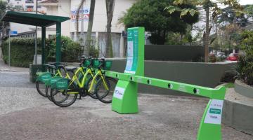 bicicletas paradas em estação do bike santos. #paratodosverem