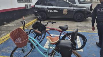 Duas bicicletas recuperadas na porta da delegacia #paratodosverem