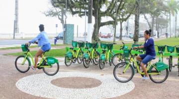 pessoas retirando bicicletas #paratodosverem 