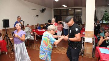 guardas dançam com idosas #paratodosverem