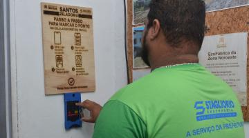 funcionario marca presença no sistema digital de ponto #paratodosverem