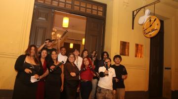 alunos mostram certificados #paratodosverem