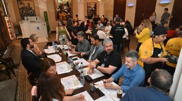 pessoas comendo no restaurante #paratodosverem 