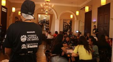 pessoas comendo no restaurante #paratodosverem 