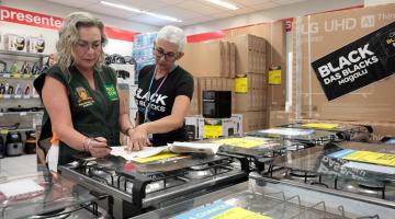 fiscais do procon analisando produtos #paratodosverem