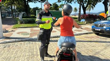 Ação educativa para a segurança do trânsito orienta pedestres e ciclistas em Santos 