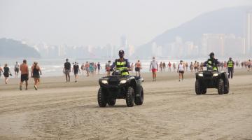 Dois guardas municipais em quadriciclos na faixa de areia. #Paratodosverem