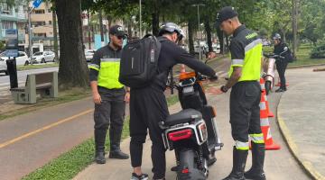 agentes da CET avaliando ciclomotores #paratodosverem 