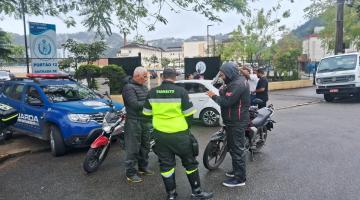 agente da CET observa moto #paratodosverem 