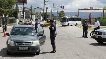 Guarda para carro em acesso à Baixada Santista #paratodosverem 