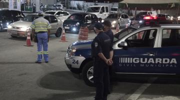 Agente da CET e Guardas municipais estão na pista ao lado de cones. #Paratodosverem