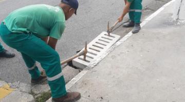 Profissionais da Zona Noroeste instalam boca de lobo de concreto em via da Zona Noroeste. #paratodosverem