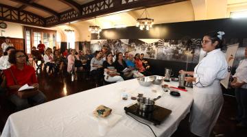 Oficina gastronômica ensina a fazer bolo com café