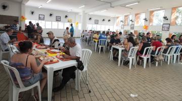 salão de restaurante bom prato com várias pessoas sentadas às mesas e comendo.  #paratodosverem