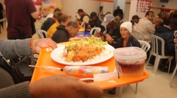 pessoas comendo no bom prato #paratodosverem 