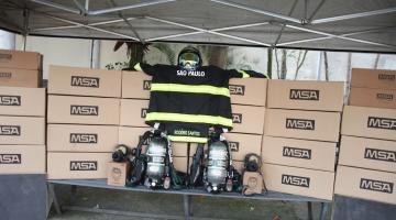 equipamento sobre caixas #paratodosverem 