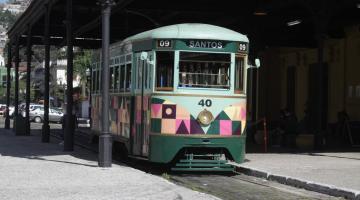 bonde parado na estação do valongo. #paratodosverem 