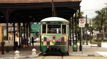 Bonde turístico parado em frente à Estação do Valongo. #paratodosverem