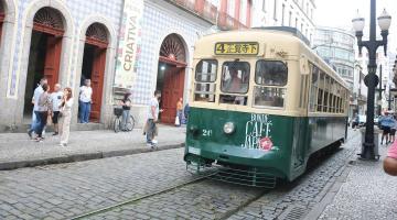 bonde passa em rua em frente à casa da Frontaria Azulejada. #paratodosverem 