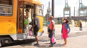 pessoas embarcando no bonde #paratodosverem