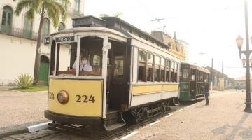 bonde e reboque nos trilhos, em frente ao Museu Pelé. #paratodosverem