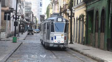 O bonde arte circulando por rua do centro histórico. #paratodosverem