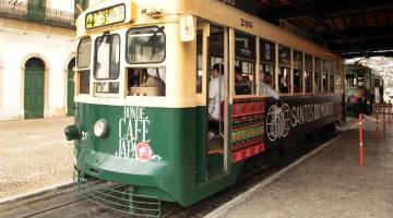 o bonde café japão parado na estação do valongo em frente ao museu pelé. #paratodosverem 