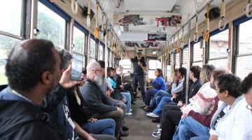 pessoas passeando de bonde #paratodosverem 