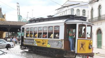 bonde circulando na frente do museu pelé #paratodosverem