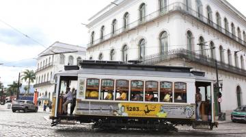 bonde circulando no museu pelé #paratodosverem