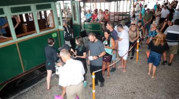 pessoas na fila do bonde #paratodosverem