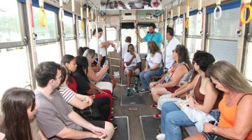 mulheres acompanham palestra dentro do bonde #paratodosverem 