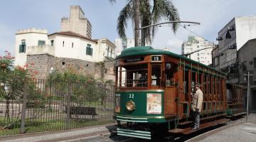 bonde passa em frente ao outeiro de santa catarina. #paratodosverem