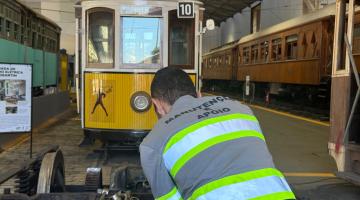 operários faz manutenção na frente do bonde #paratodosverem