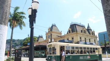 bonde circulando na frente do museu pelé #paratodosverem