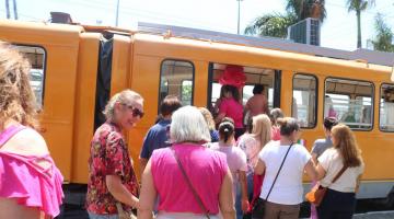 mulheres de rosa entrando no bonde #paratodosverem